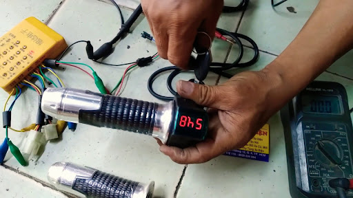 tháo tay ga xe đạp điện