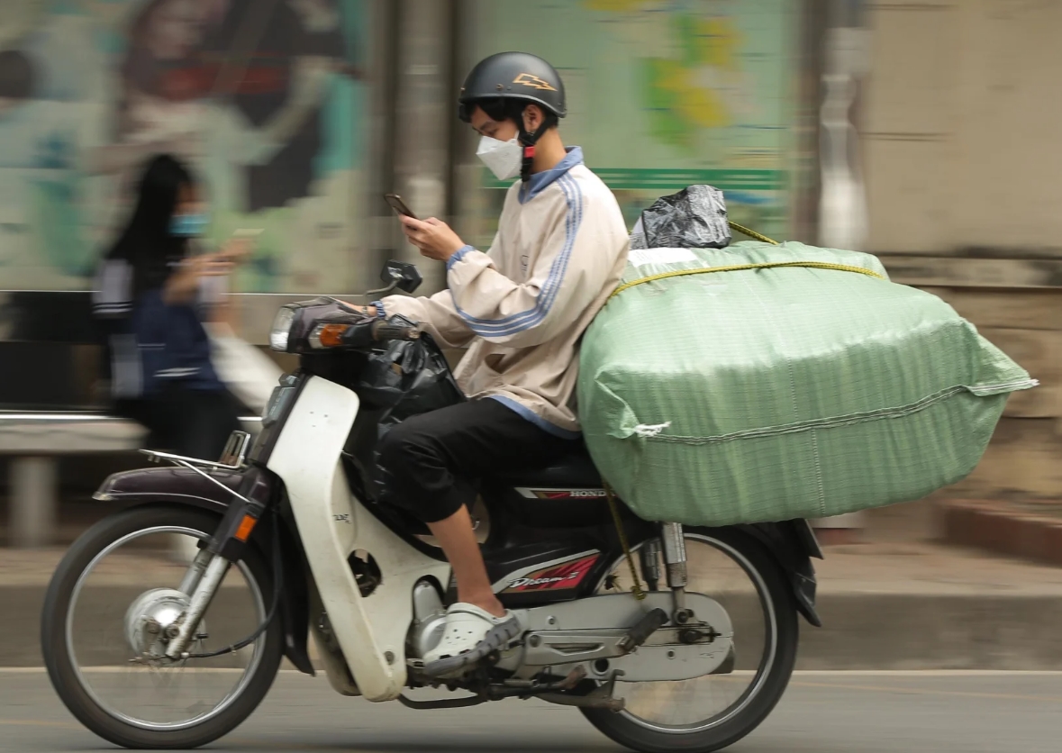 lỗi sử dụng điện thoại khi đi xe máy