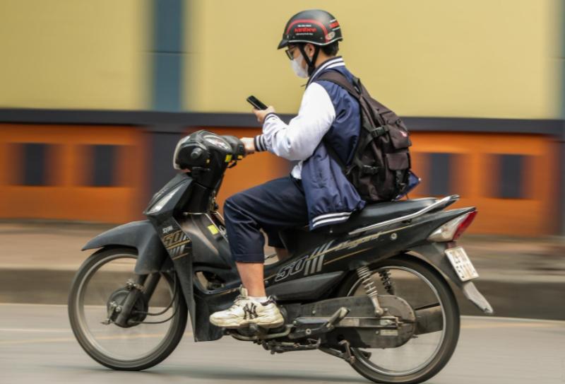 lỗi sử dụng điện thoại khi đi xe máy