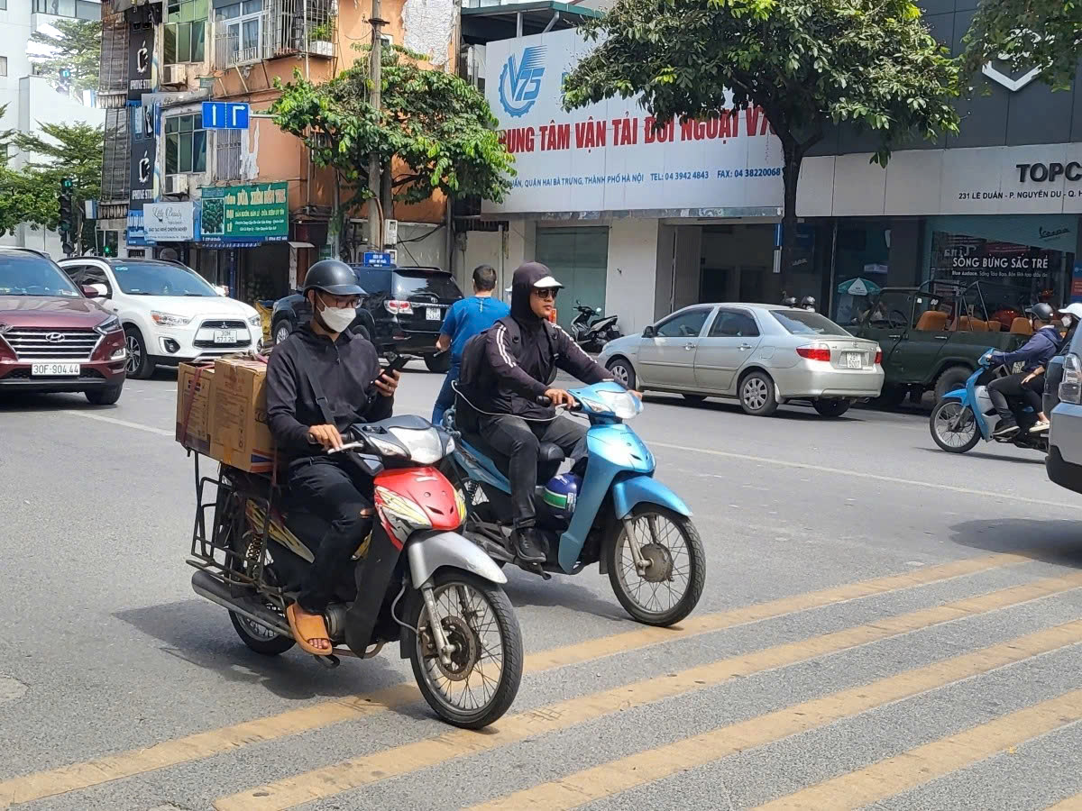 lỗi sử dụng điện thoại khi đi xe máy
