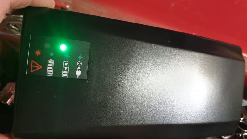 sạc xe đạp điện chỉ báo đèn xanh