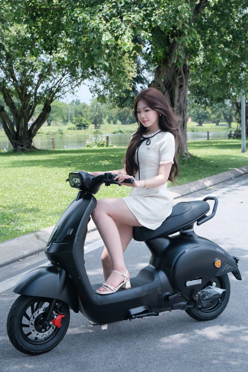 QMotor A11 phong cách tối giản hiển đại