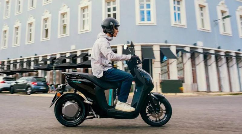 Xe máy điện là gì? Học sinh nên chọn xe máy điện không?
