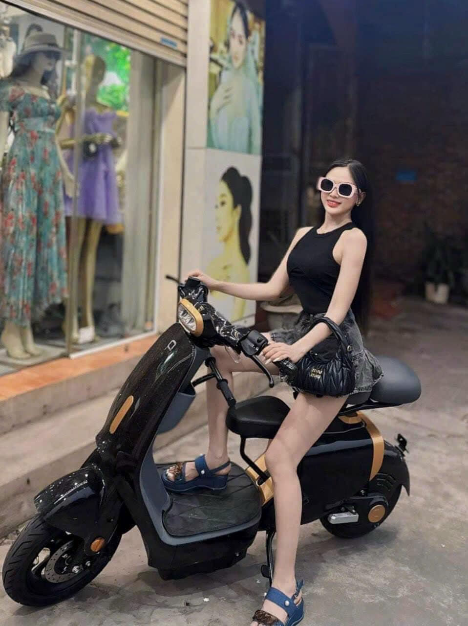 Xe đạp điện màu đen thời trang
