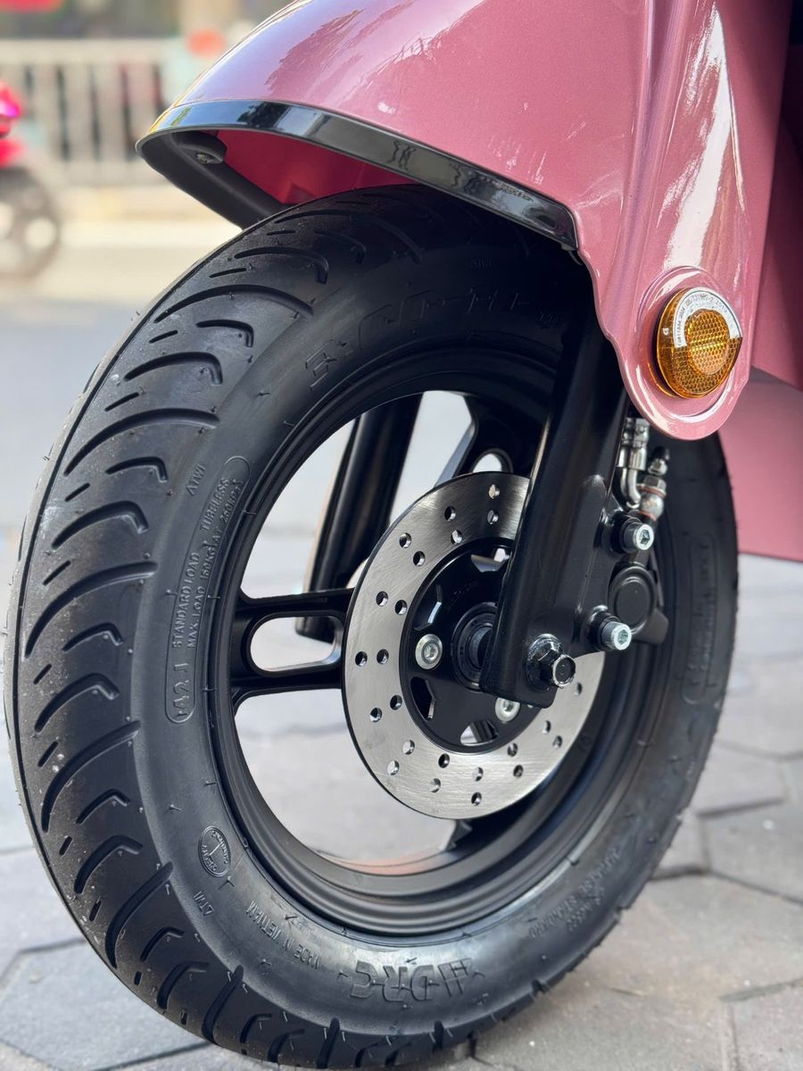 Xe điện hottrend bị cạ dè do lốp non, lốp mềm