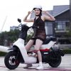 Học sinh cấp 2 đi xe đạp điện nên đội mũ bảo hiểm