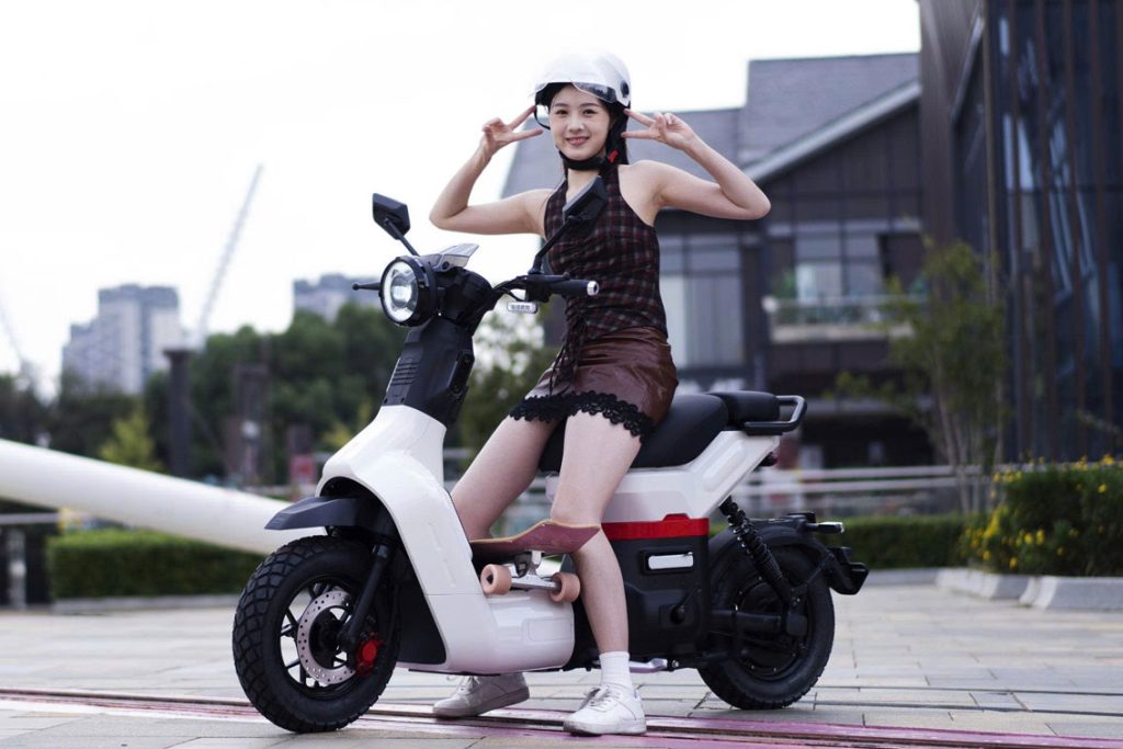 Học sinh cấp 2 đi xe đạp điện nên đội mũ bảo hiểm