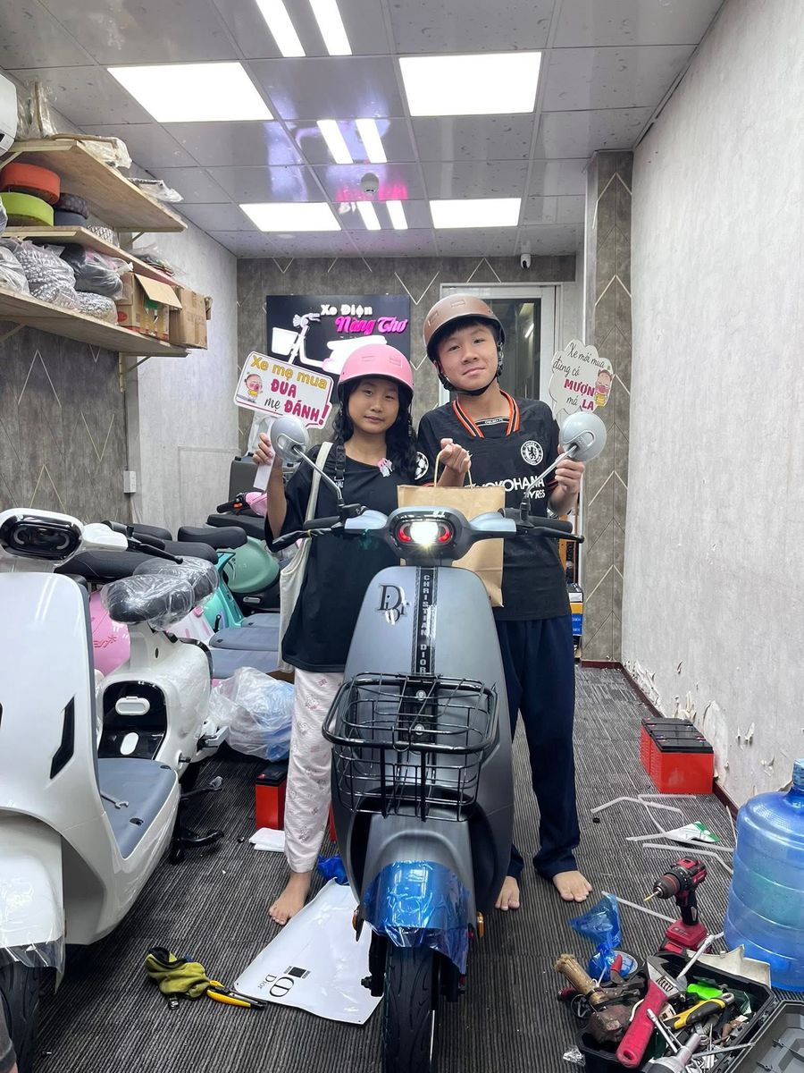 Khách mua xe điện hotrend V1 trả góp tại Xe Điện Nàng Thơ